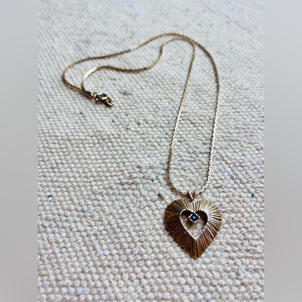 VTG 1987 Avon Gold Heart + Red Gem Pendant Necklace